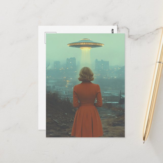 Carte Postale Femme et un OVNI (Devant/Arrière en situation)