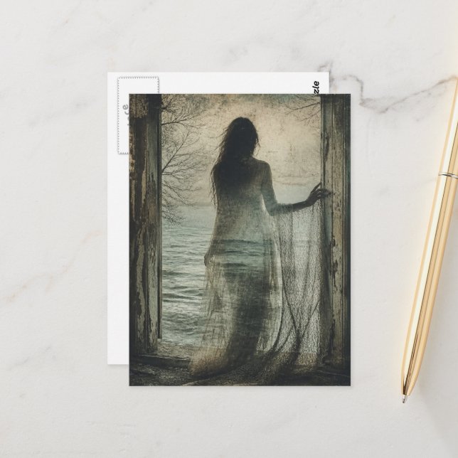 Carte Postale Femme fantôme dans une maison de plage abandonnée (Devant/Arrière en situation)