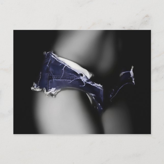 Carte Postale Femme glamour posant en jeans shorts, corps parfai (Devant)