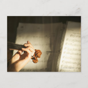 Carte Postale Femme jouant du violon