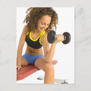 Carte Postale Femme levant des poids