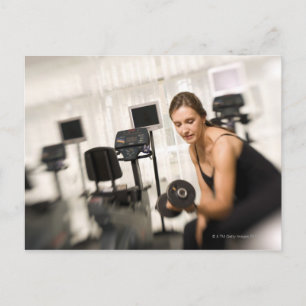 Carte Postale Femme levant des poids dans la salle de gym 2