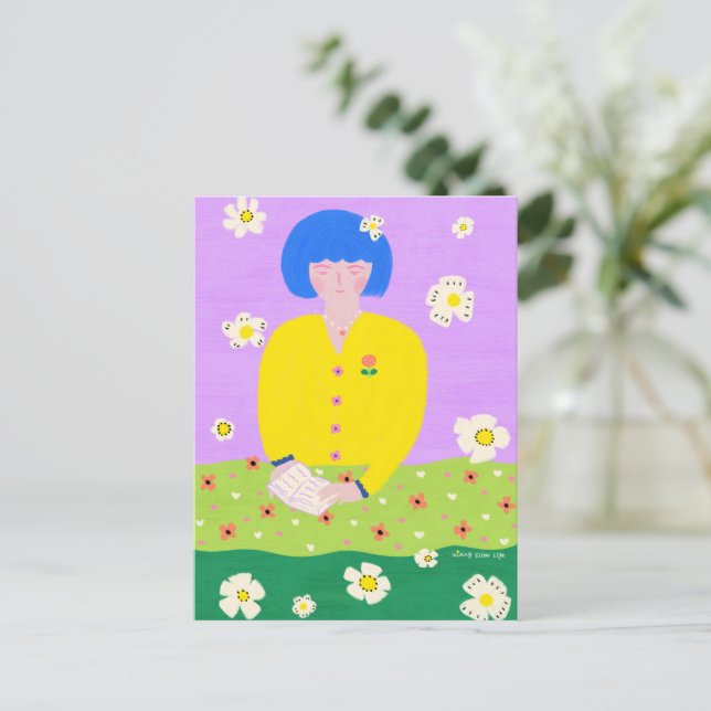 Carte Postale Femme lisant dans le jardin (Debout devant)