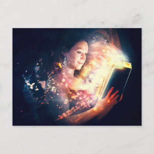 Carte Postale Femme lit un livre