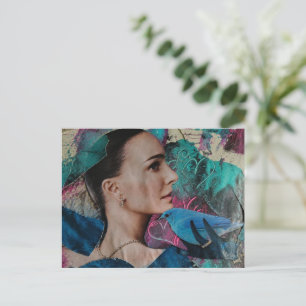Carte Postale Femme magnifique avec un oiseau bleu Collage surré
