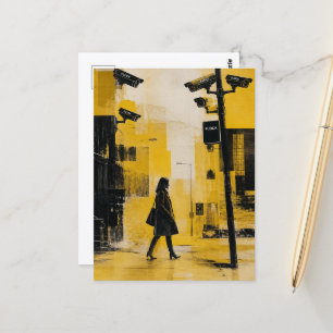 Carte Postale Femme marchant dans la ville pleine de caméras esp