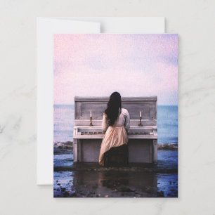 Carte Postale Femme mélancolique jouant du piano au bord de la m