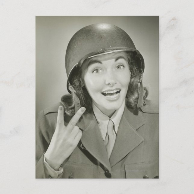 Carte Postale Femme portant un casque d'armée (Devant)