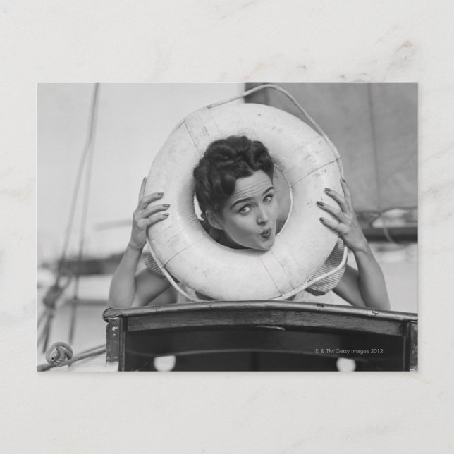 Carte Postale Femme posant 3 (Devant)