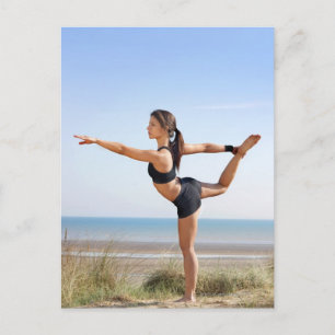 Carte Postale Femme pratiquant le yoga sur la plage