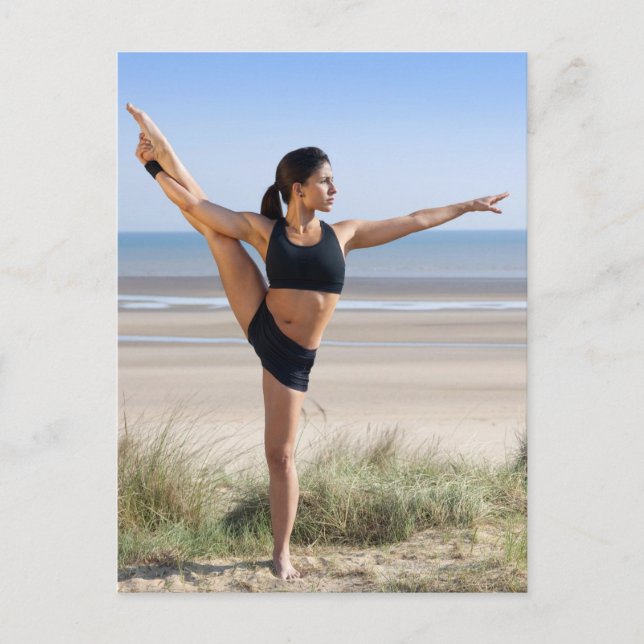 Carte Postale femme pratiquant le yoga sur la plage portant (Devant)
