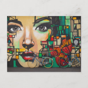 Carte postale Femme regardant des vélos bleus (Sui