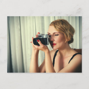 Carte Postale Femme rétro avec caméra