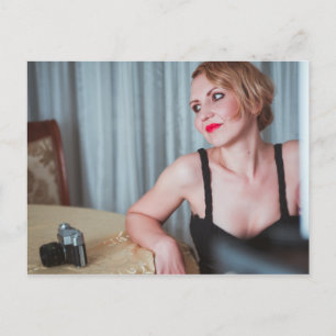 Carte Postale Femme rétro avec caméra