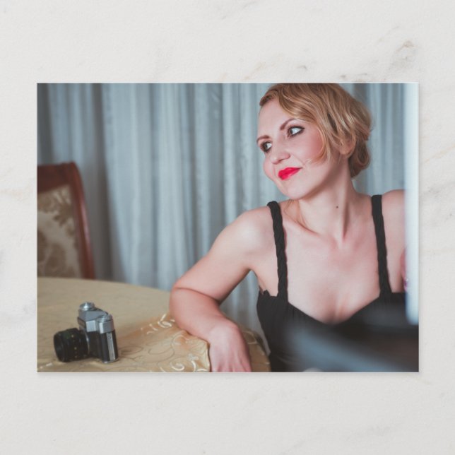 Carte Postale Femme rétro avec caméra (Devant)