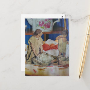 Carte Postale Femme Rétro Surréaliste et Enfant dans la Fraise