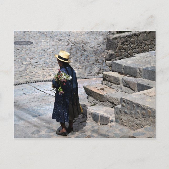 Carte Postale Femme tenant des fleurs, Ollantaytambo, Pérou (Devant)