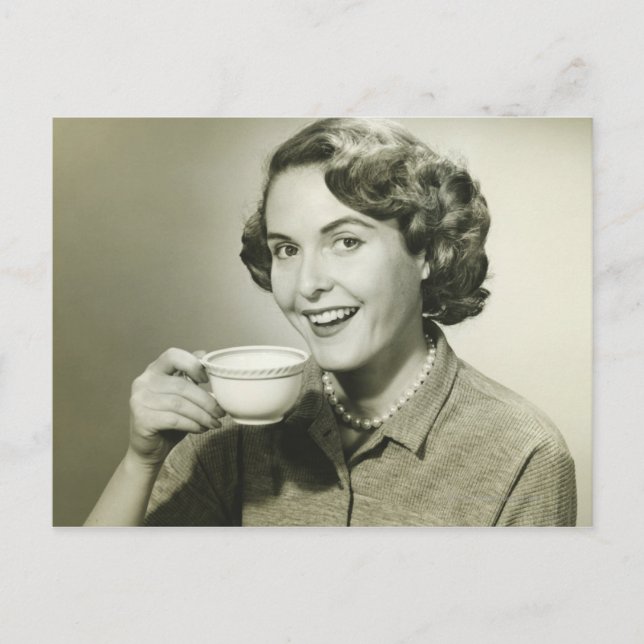 Carte Postale Femme tenant des tasses (Devant)