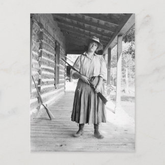 Carte Postale Femme tenant un fusil sur un porche