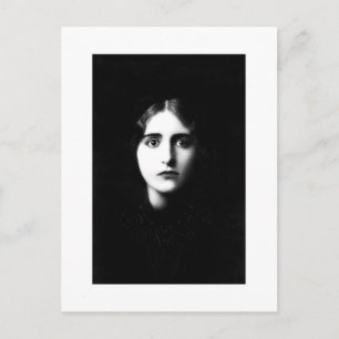 Carte Postale Femme victorienne avec une expression hantante