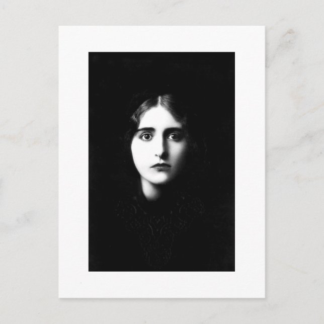 Carte Postale Femme victorienne avec une expression hantante (Devant)