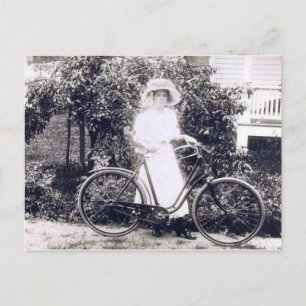 Carte Postale Femme victorienne avec Vintage de vélo