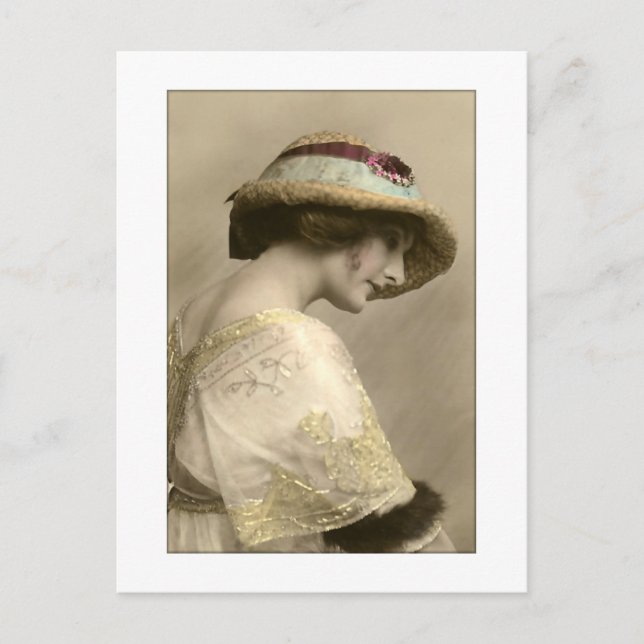 Carte Postale femme victorienne casquette robe perlée (Devant)