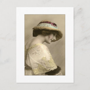 Carte Postale Femme victorienne en chapeau et robe perlée