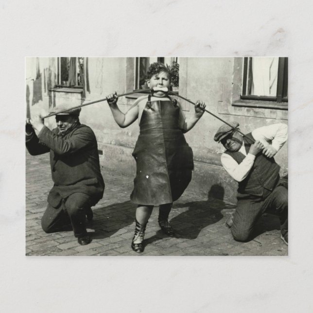 Carte Postale Femme victorienne vintage plie un tuyau avec la bo (Devant)