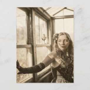 Carte Postale Femme vintage dans une serre 