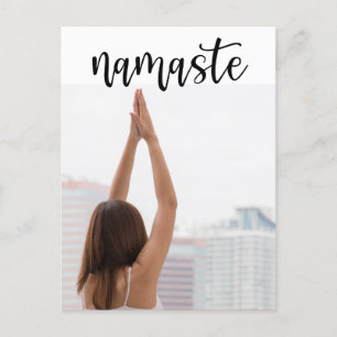 Carte Postale Femme Yoga Namaste posant en yoga