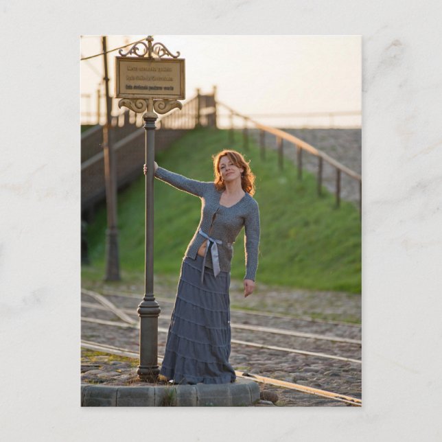 Carte Postale Femmes à l'arrêt de tramway (Devant)