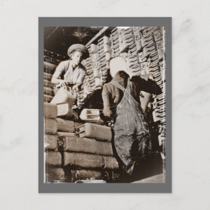 Carte Postale Femmes empilant des canettes à gaz pour les 2ÈME G