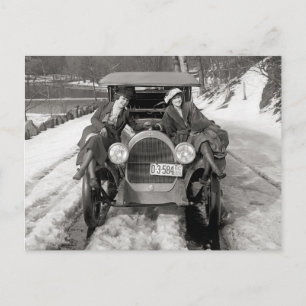 Carte Postale Femmes posant sur une automobile, 1920