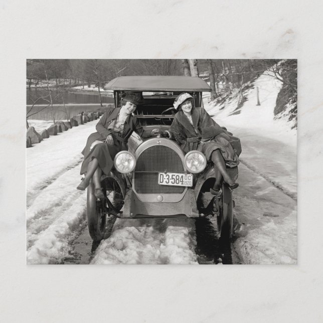 Carte Postale Femmes posant sur une automobile, 1920 (Devant)