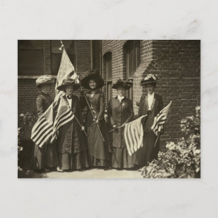 Carte Postale Femmes suffragettes portant le drapeau américain 
