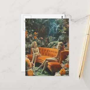 Carte Postale Femmes surréalistes canapé orange vintage dans la