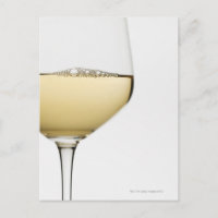 Fermer le verre de vin blanc sur blanc