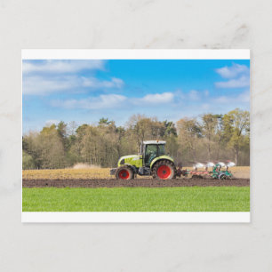 Carte Postale Fermier sur tracteur labourant le sol sableux au p