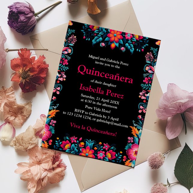 Carte Postale Fête d'anniversaire mexicaine noire de Quinceanera (Floral Quinceanera Black Mexican Fiesta Birthday Postcard on a table surrounded with flowers.)