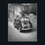 Carte Postale FIAT 500 voiture en noir et blanc<br><div class="desc">Carte postale photo d'une petite vieille voiture FIAT 500 vintage dans une rue d'une ville d'Italie dans un style noir et blanc élégant.</div>
