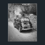 Carte Postale FIAT 500 voiture en noir et blanc<br><div class="desc">Carte postale photo d'une petite vieille voiture FIAT 500 vintage dans une rue d'une ville d'Italie dans un style noir et blanc élégant.</div>