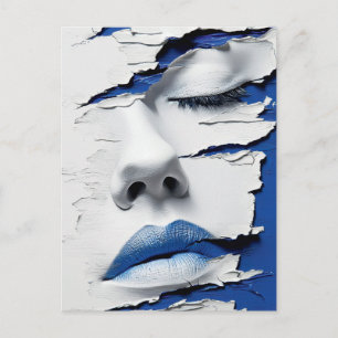 Carte Postale Fille aux Lèvres Bleus sous une Peinture Fêlée