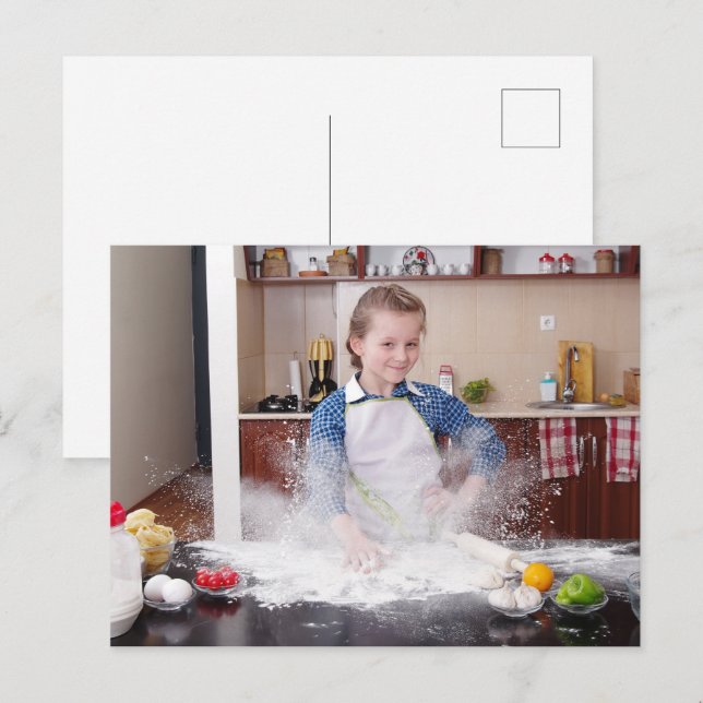 Carte Postale Fille drôle dans la cuisine désordonnée (Devant / Derrière)