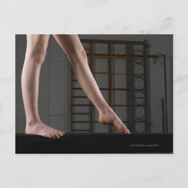 Carte Postale Fille marchant sur le faisceau de balance (Devant)