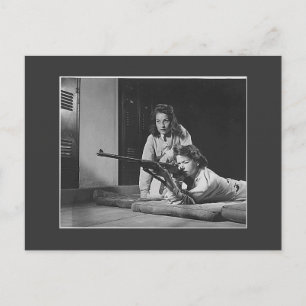 Carte Postale Filles avec armes à feu, années 1940