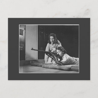 Carte Postale Filles avec armes à feu, années 1940