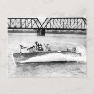 Carte Postale Filles de glamour en bateau de vitesse