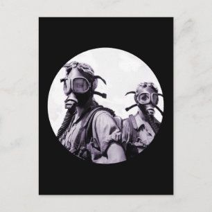 Carte Postale Filles masques à gaz en violet