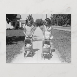 Carte Postale Filles poussant des landaus pour bébés, 1941